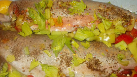 Siven pečený  v bylinkách a dušený na jablkách a zelenině