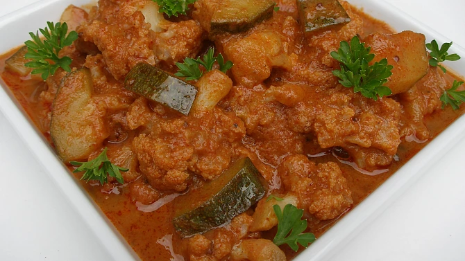 Červené květákové kari s cuketou
