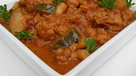 Červené květákové kari s cuketou