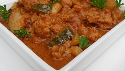 Červené květákové kari s cuketou