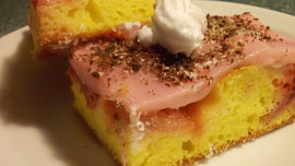 Chutný koláček s jahodou, rebarborou a jahodovým pudingem