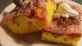 Chutný koláček s jahodou, rebarborou a jahodovým pudingem