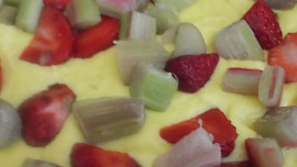 Chutný koláček s jahodou, rebarborou a jahodovým pudingem