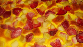 Chutný koláček s jahodou, rebarborou a jahodovým pudingem