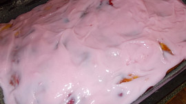 Chutný koláček s jahodou, rebarborou a jahodovým pudingem