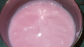 Chutný koláček s jahodou, rebarborou a jahodovým pudingem