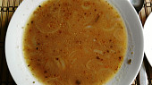 Cibulová polévka s bagetou