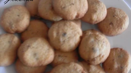 Cookies s kousky čokolády a vlašských ořechů (z reklamy)