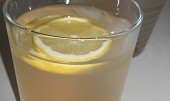 Domácí levandulová limonáda