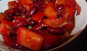 Fazolový salát s rajčaty a paprikou