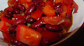 Fazolový salát s rajčaty a paprikou