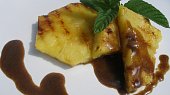 Grilovaný ananas s kávovou omáčkou