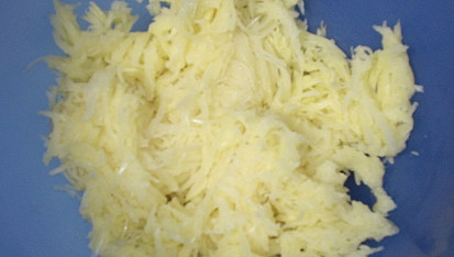 Hovězí bramboráčky, brambory nastrouháme nahrubo
