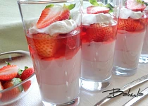 Jahodový pohár s jogurtem