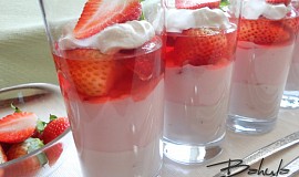 Jahodový pohár s jogurtem