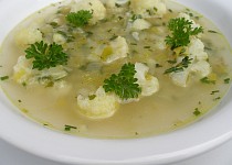 Jednoduchá květáková polévka s pórkem a řapíkatým celerem