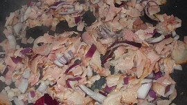 Jehněčí na česneku a bylinkách se zapečeným bramborovým pyré