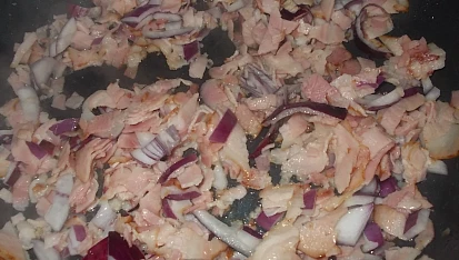 Jehněčí na česneku a bylinkách se zapečeným bramborovým pyré