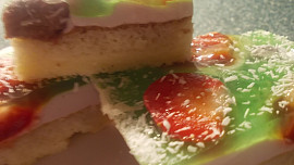 Jogurtový  moučník  s ovocem