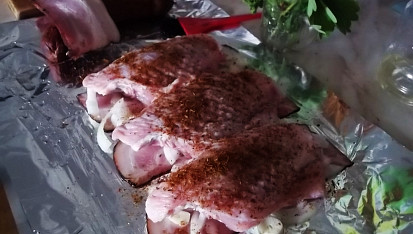 Krůtí křídla v alobalu, křídla osolíme a posypeme Adžikou...