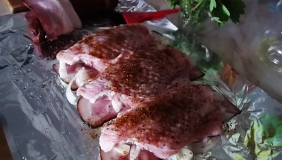 Krůtí křídla v alobalu, křídla osolíme a posypeme Adžikou...