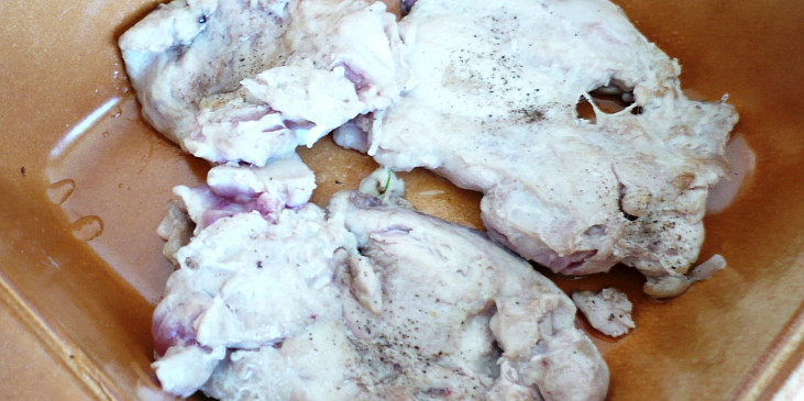 Kuřecí prsa s cizrnou, olivami a rajčatovou omáčkou