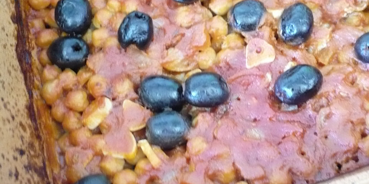 Kuřecí prsa s cizrnou, olivami a rajčatovou omáčkou