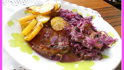 Kuřecí steak na červeném zelí a smetaně