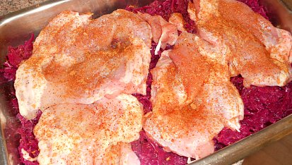 Kuřecí steak na červeném zelí a smetaně