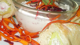 Lehký zeleninovo-sýrový salátek