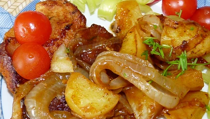 Masíčko s cibulí a bramborem v mikrovlnce