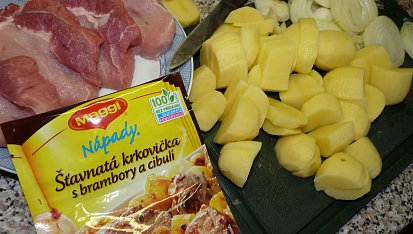 Masíčko s cibulí a bramborem v mikrovlnce, suroviny