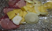 Masíčko s cibulí a bramborem v mikrovlnce, v pečícím sáčku