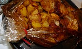 Masíčko s cibulí a bramborem v mikrovlnce (hotovo a otvíráme)