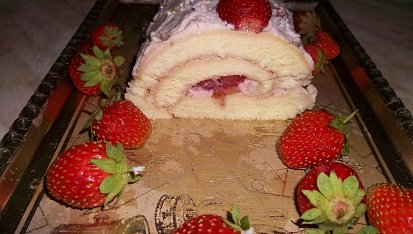 Nebesky hříšná jahodová roládička, průřez roládou...