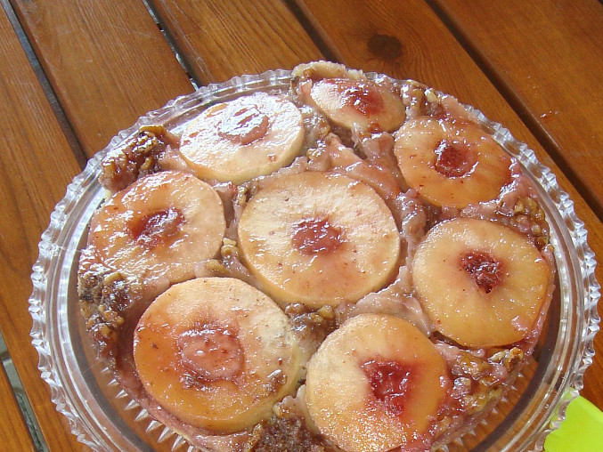 Obrácený jablečný koláč s ořechy