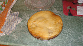 Obrácený jablečný koláč s ořechy