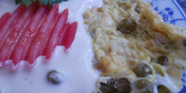 Omeleta s hráškem a sýrovým přelivem