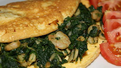 Omeleta s krevetami a špenátem na česneku