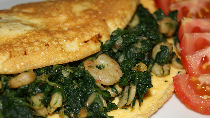 Omeleta s krevetami a špenátem na česneku