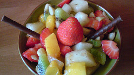 Osvěžující ovocný salát s mandlemi