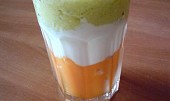 Ovocný pohár s jogurtem (Další varianta - mražené meruňky, a nahoře je rozmixované jablko s kivi)