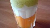 Ovocný pohár s jogurtem, Další varianta - mražené meruňky, a nahoře je rozmixované jablko s kivi