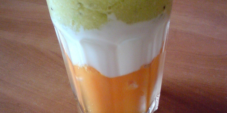 Ovocný pohár s jogurtem (Další varianta - mražené meruňky, a nahoře je…)