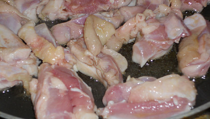 Pikantní kuřecí paella z brambor