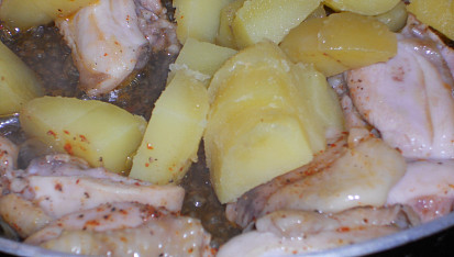 Pikantní kuřecí paella z brambor, přidáme brambory