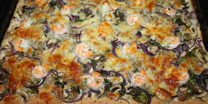 Pizza - mangold, krevety ... (upečená pizza, už jen zchladnout a dlabat)