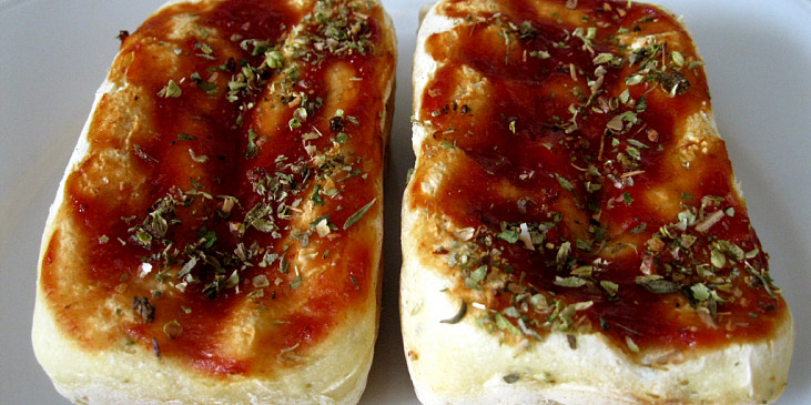 Ve formách na mini biskupský chlebíček - bagetky