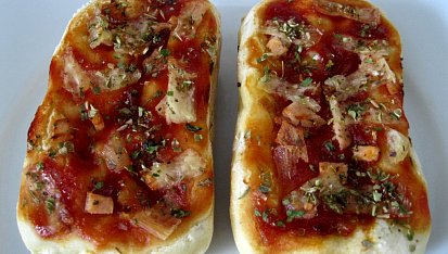 Pizza bagetky bez lepku, mléka a vajec, Variace na pizzu Hawai - se šunkou a ananasem