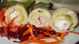 Plněné bagety s okurkou, sýrovou směsí a  mrkví